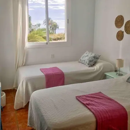 Vakantiehuis Three Bedroom House By The Sea *