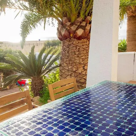 Three Bedroom House By The Sea *