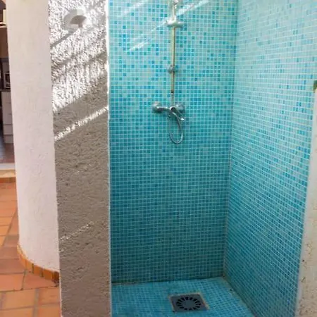 Three Bedroom House By The Sea *